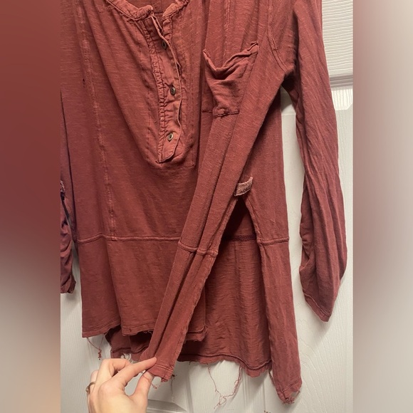 Free People “We The Free” Distressed Oversized Stargazer Henley Top Size Small - Picture 6 of 7